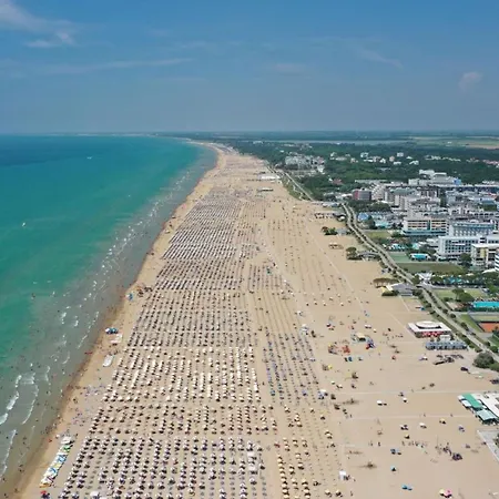 Family By Shops And Sea * Бібіоне