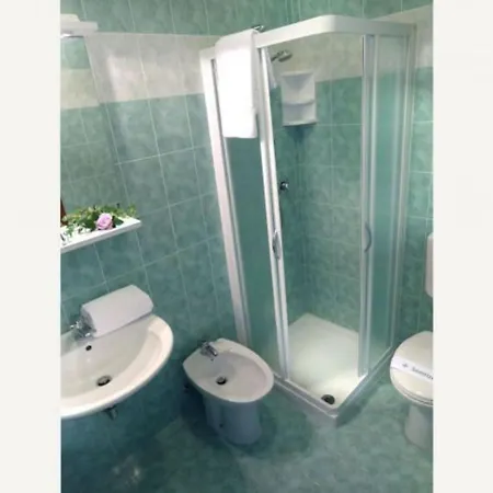 Family By Shops And Sea 비비오네